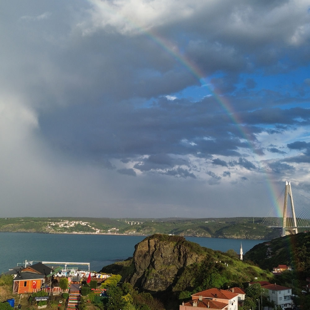 Bülbültepe'nin bulunduğu Garipçe kıyısı ve köprü manzarası